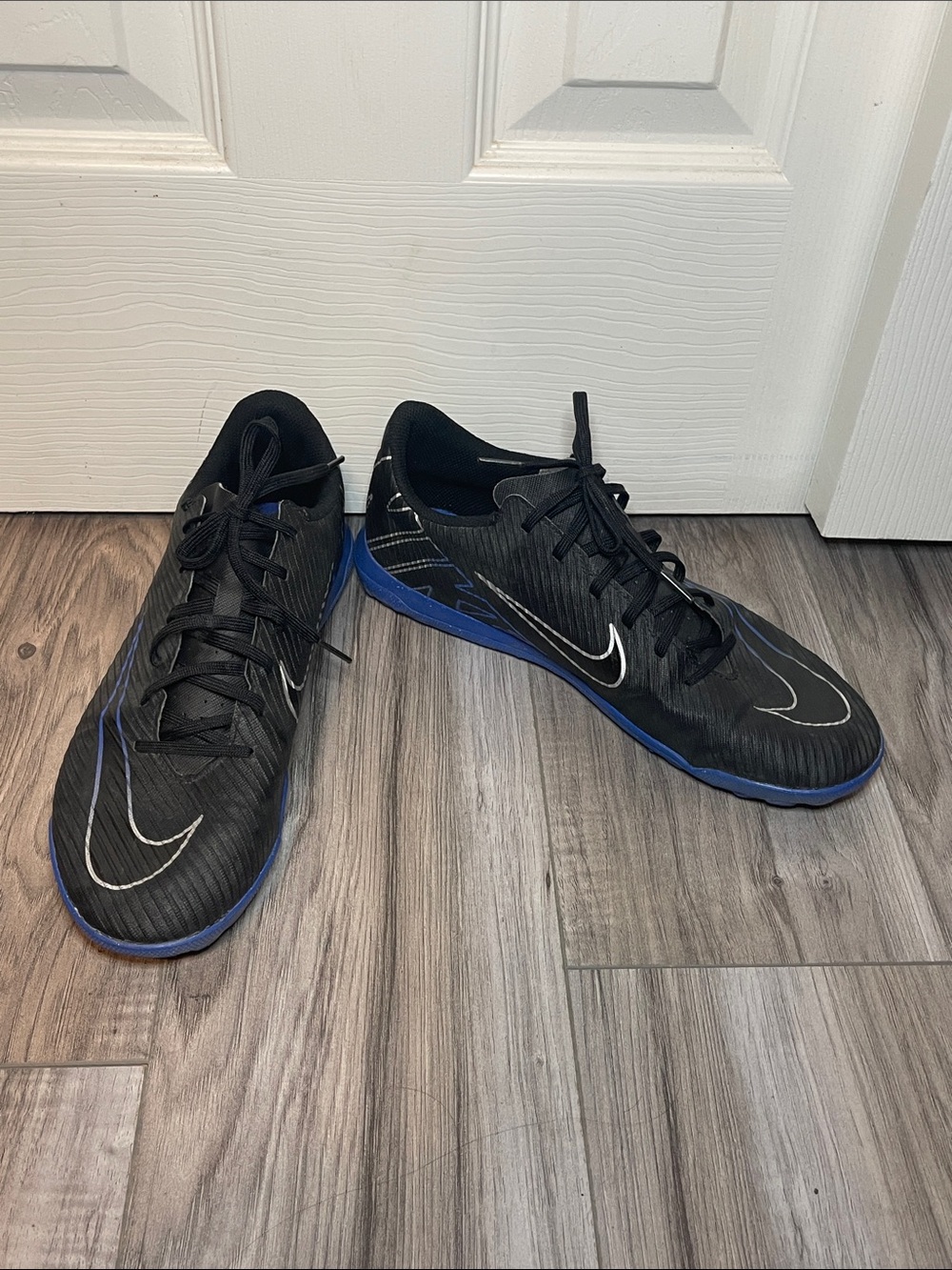 Nike Men’s Black and Blue Athletic Turf Trainers with Blue Soles